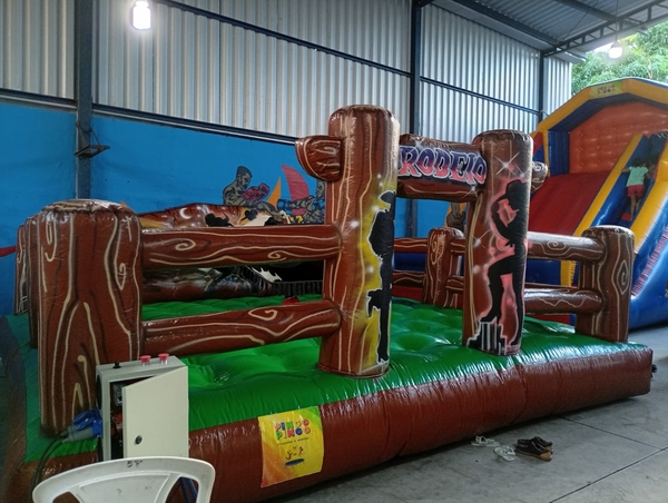 Touro Mecânico, Guerra de Cotonetes Ringue, Pula Pula, Algodão Doce